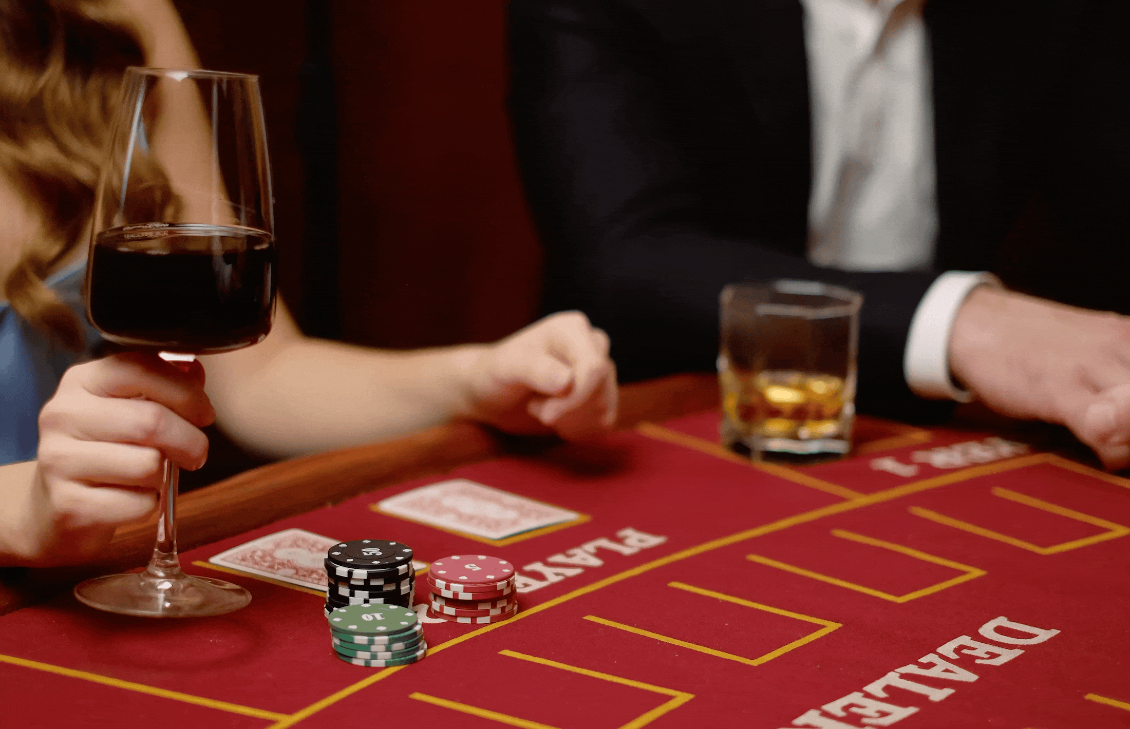 Gatsby Framework Bewegend beeld van een croupier in een casino, met schermen van de holland casino website.