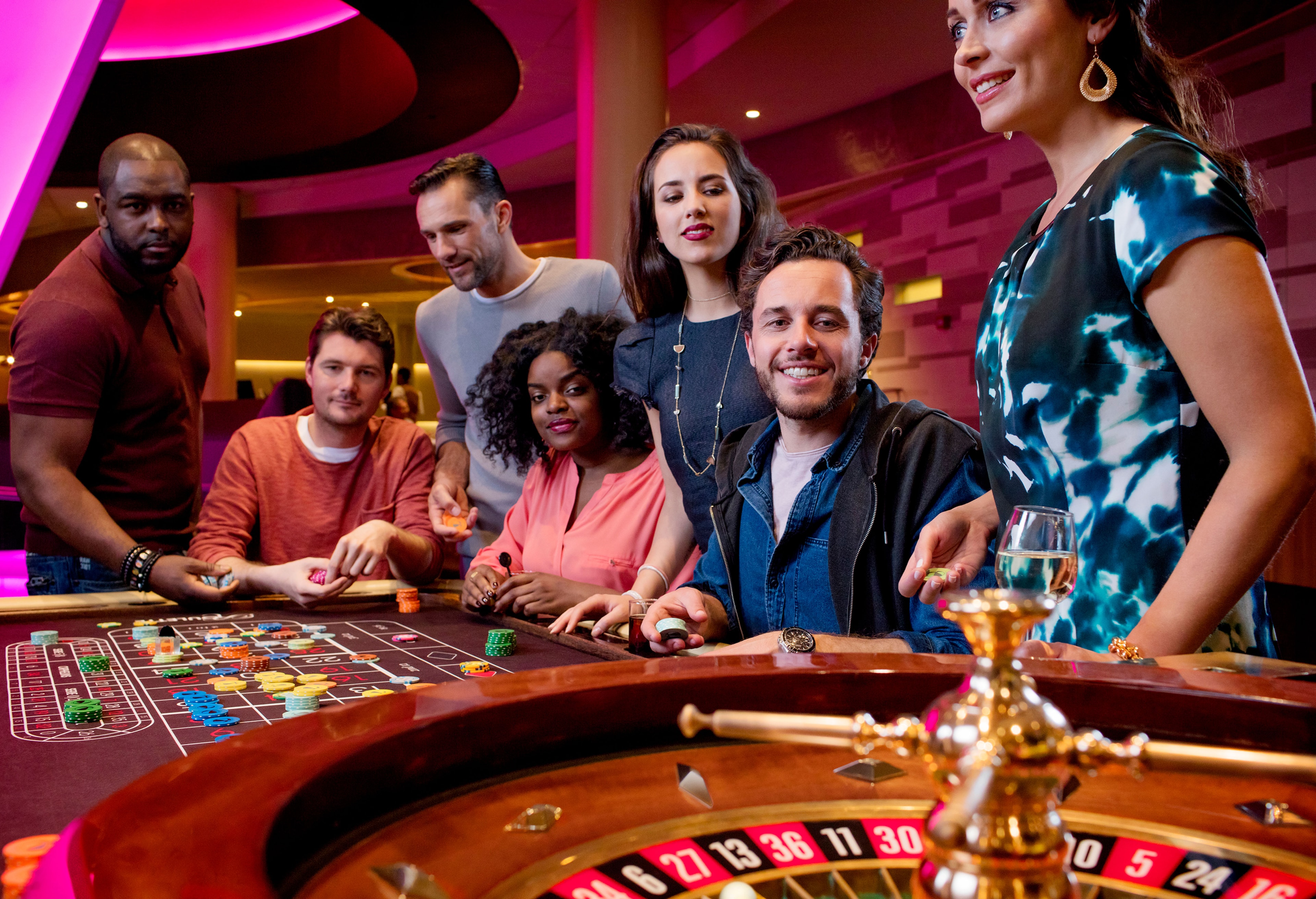 Holland Casino Groep van zeven personen spelen aan een tafel in Holland Casino