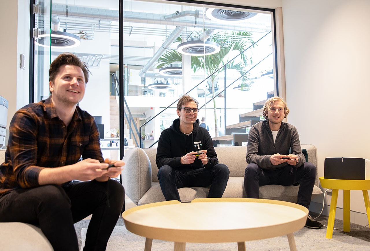 Mario Kart met het team Het team van developers speelt mario kart