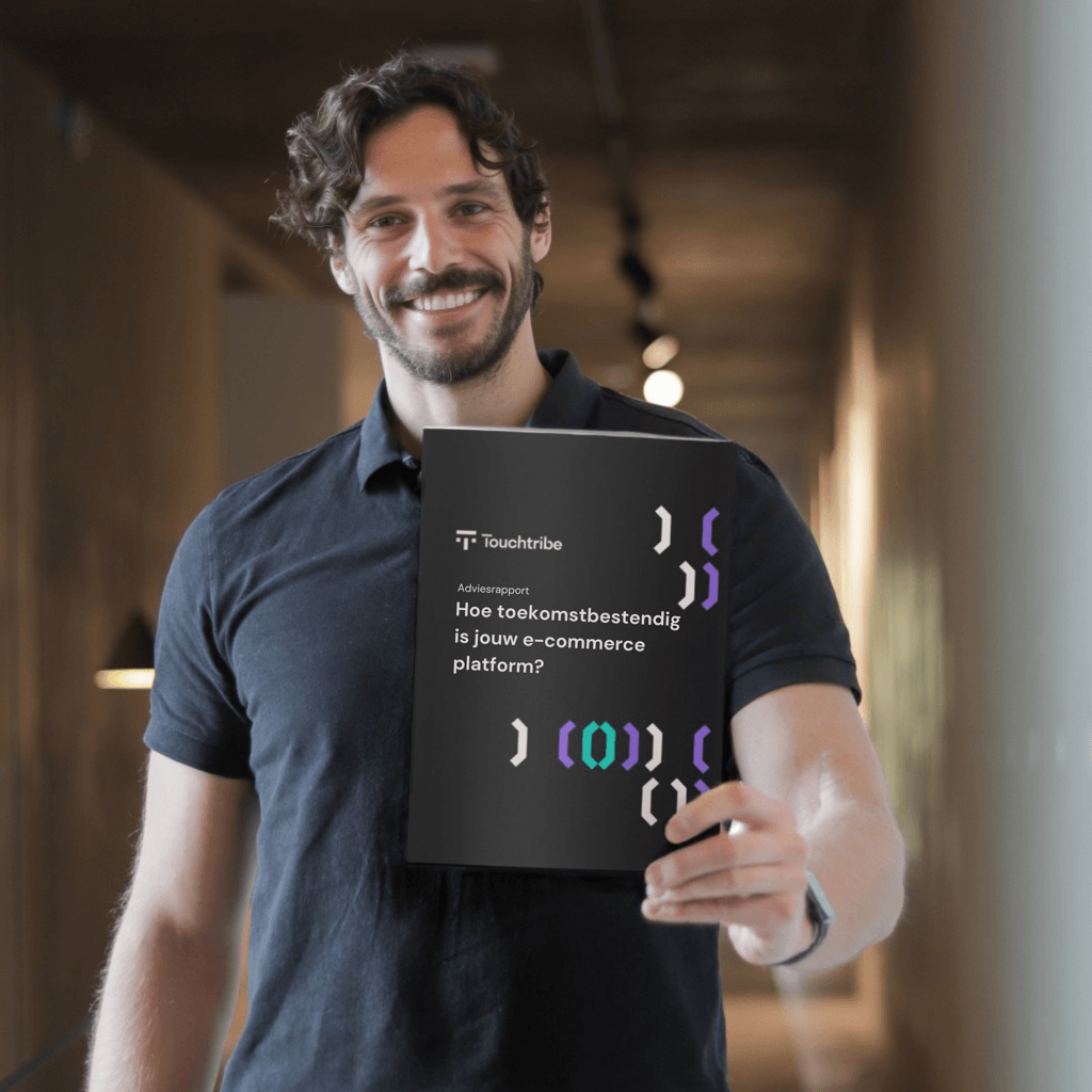 Erik, eCommerce Manager, houdt een exemplaar van het rapport van de eCommerce toekomstscan vast Erik houdt een exemplaar van het rapport van de eCommerce toekomstscan vast