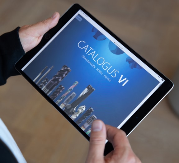 osg catalogus image man met tablet met de osg catalogus