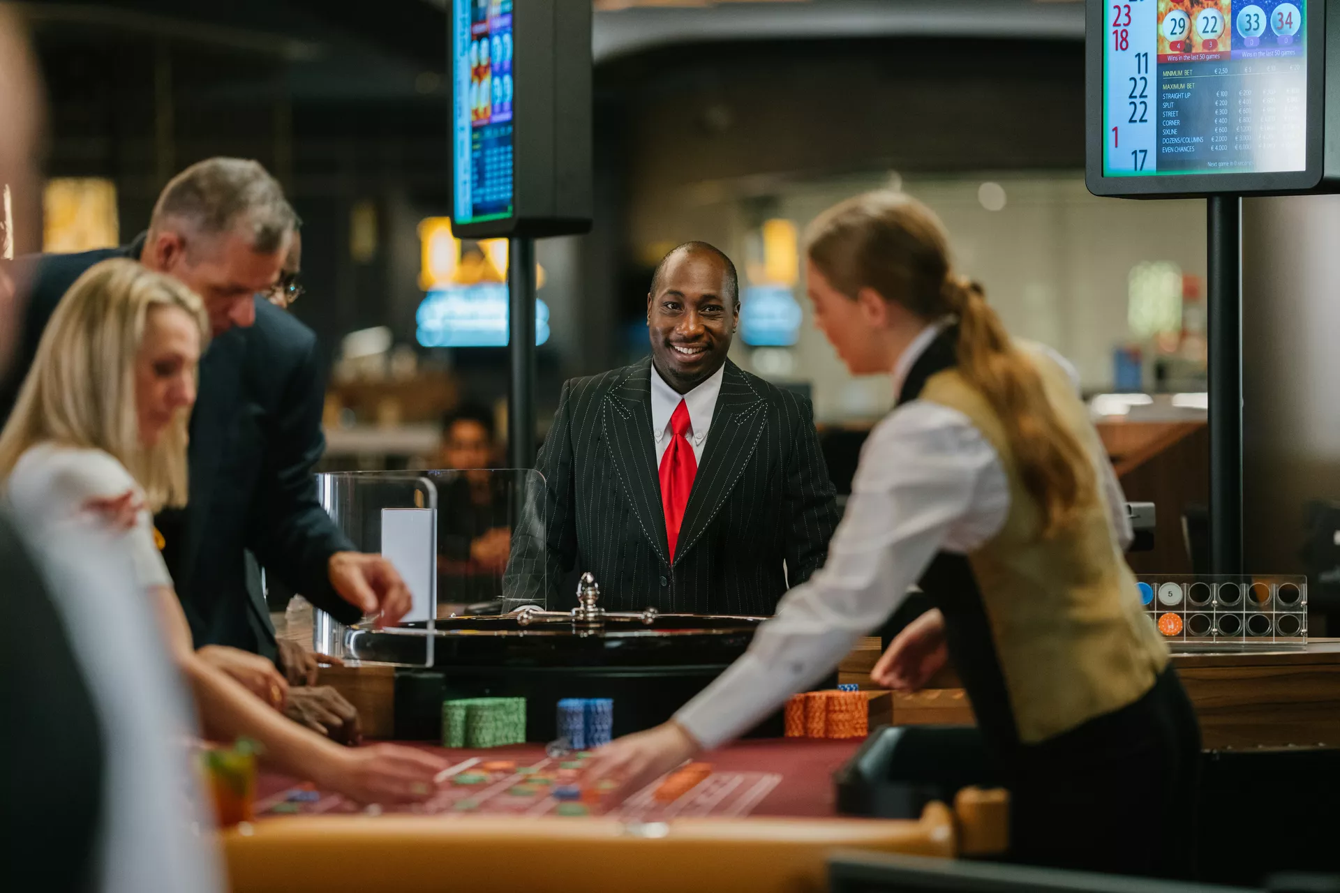 Holland Casino Cloud-based infrastructuur en automatisering Holland Casino medewerkers op de werkvloer