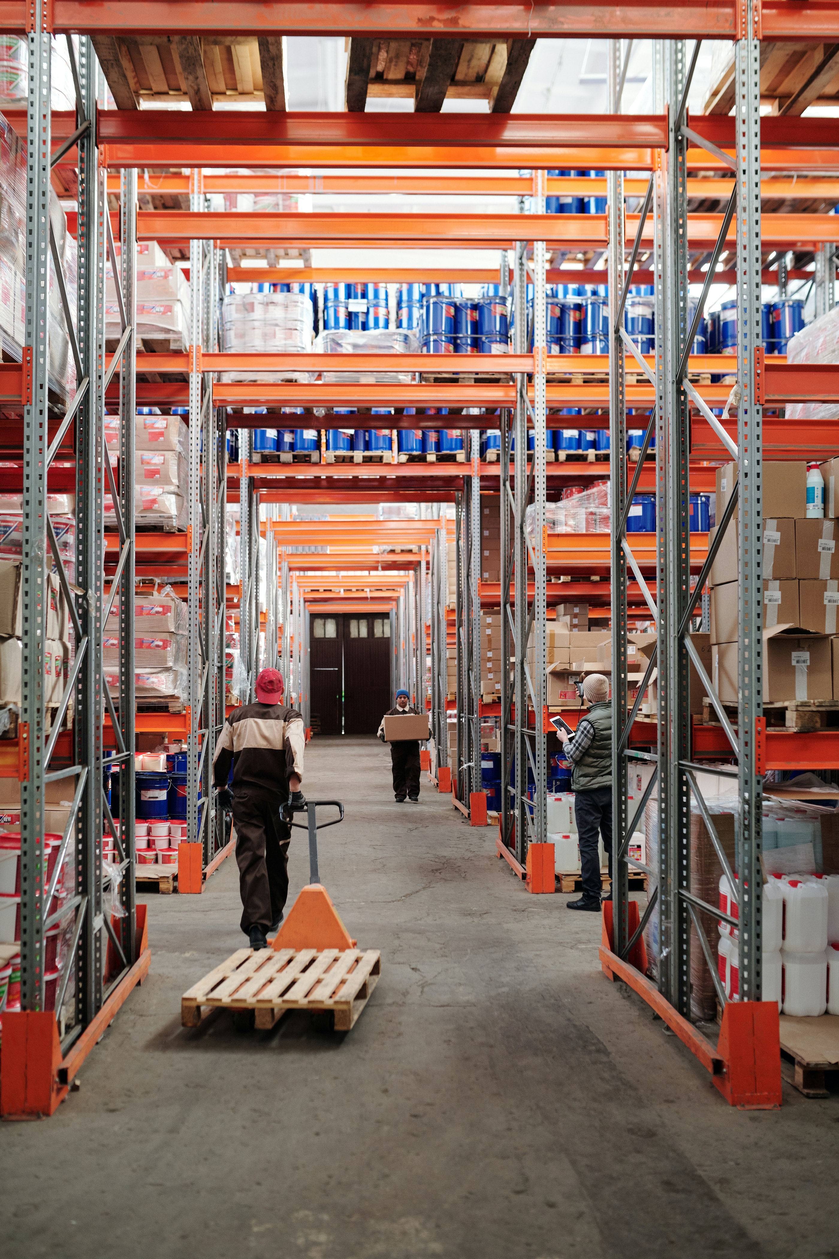 Centraal voorraadbeheer magazijn Warehouse employees at work