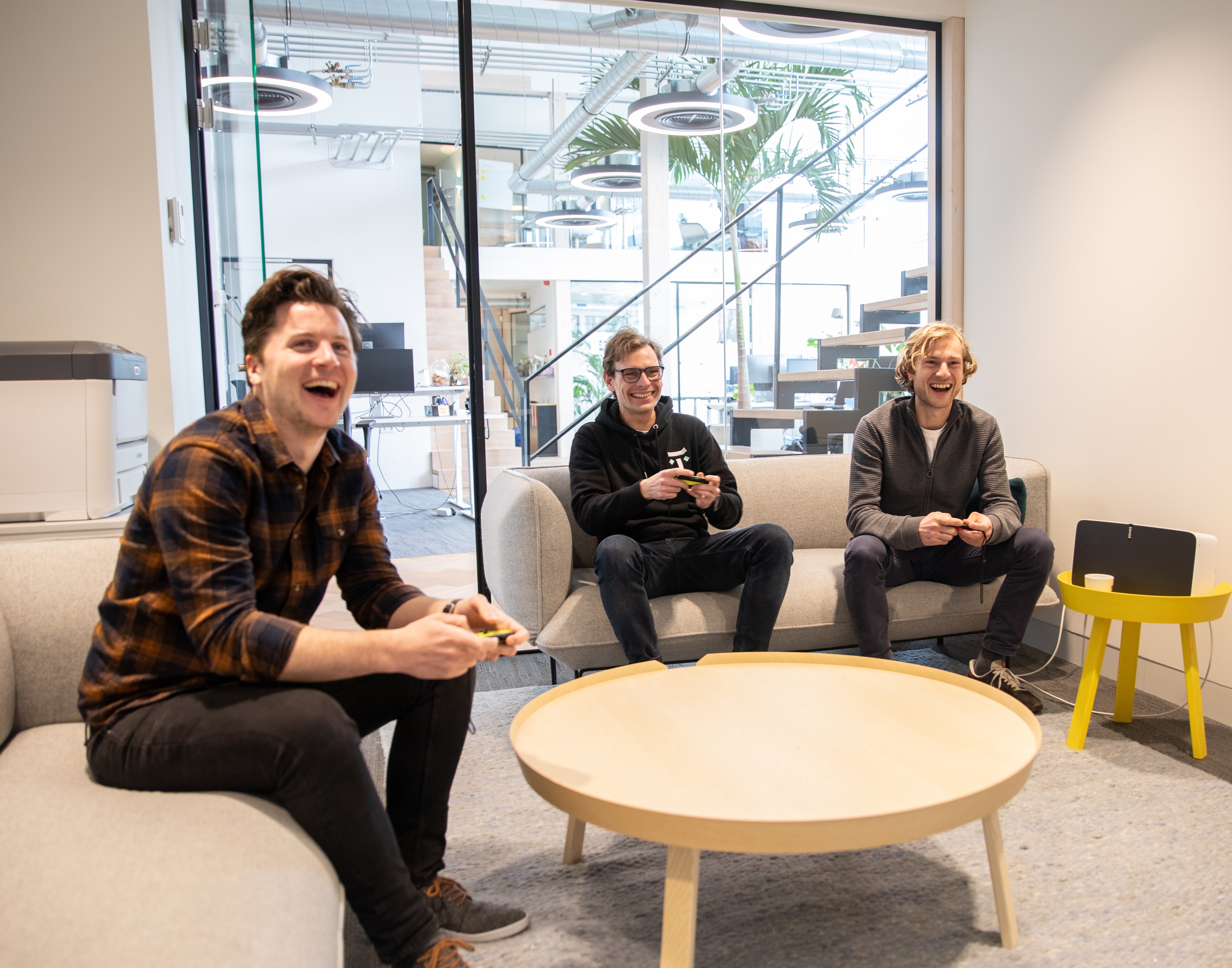 Kantoor - Mario kart - lachen Touchtribe collega's spelen Mario kart op kantoor