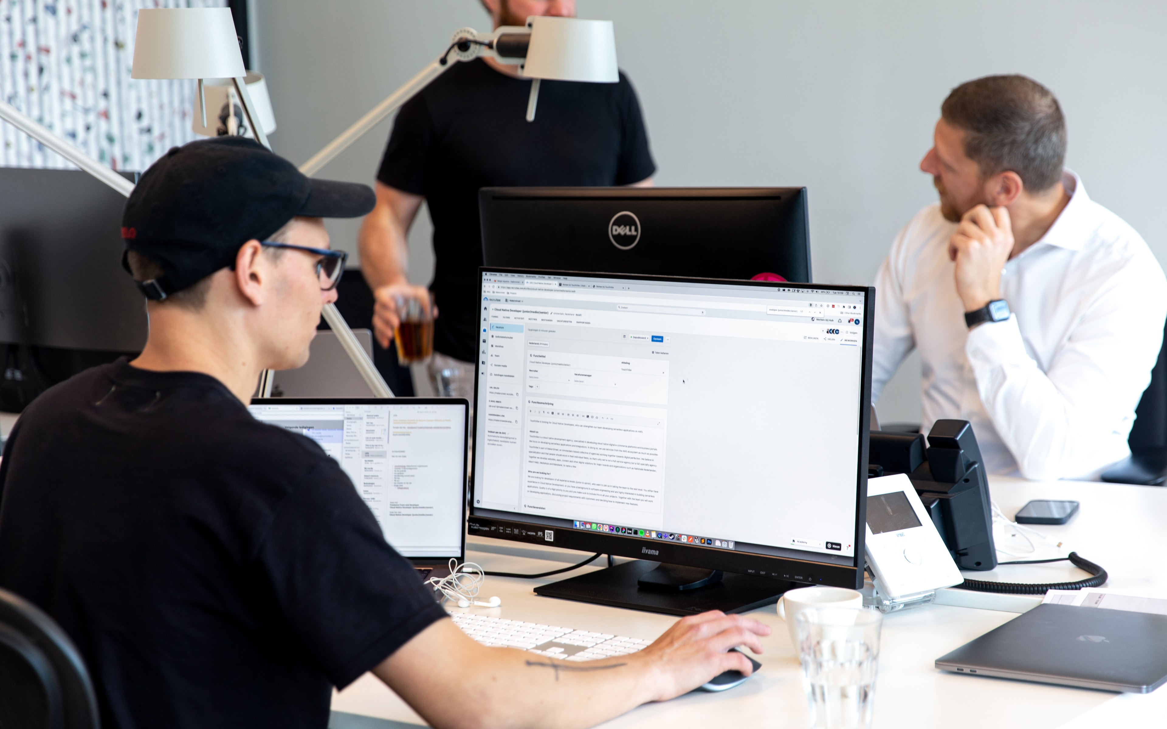 multi-lingual e-commerce Touchtribe collega's die samenwerken op kantoor